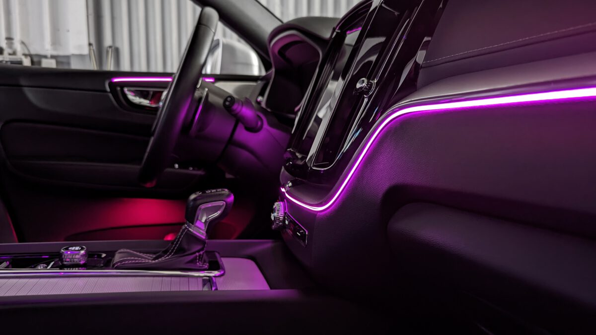 Nachrüstung der mehrfarbigen Ambientebeleuchtung im Volvo XC60