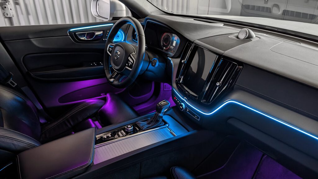 Nachrüstung der mehrfarbigen Ambientebeleuchtung im Volvo XC60