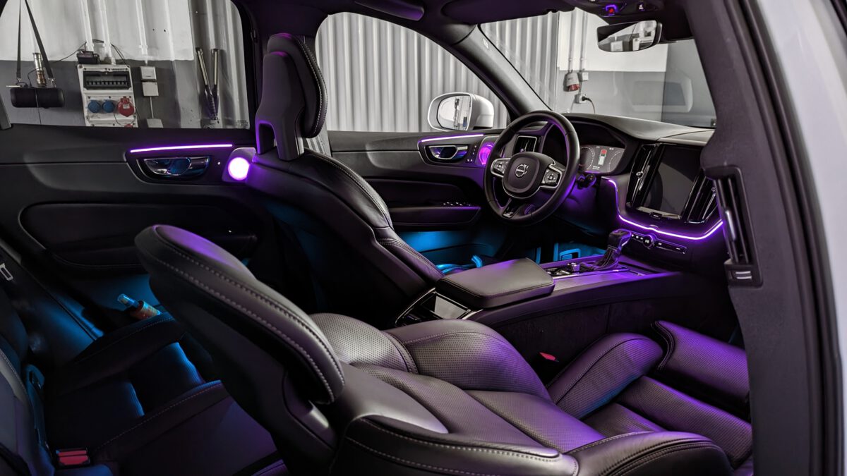 Nachrüstung der mehrfarbigen Ambientebeleuchtung im Volvo XC60