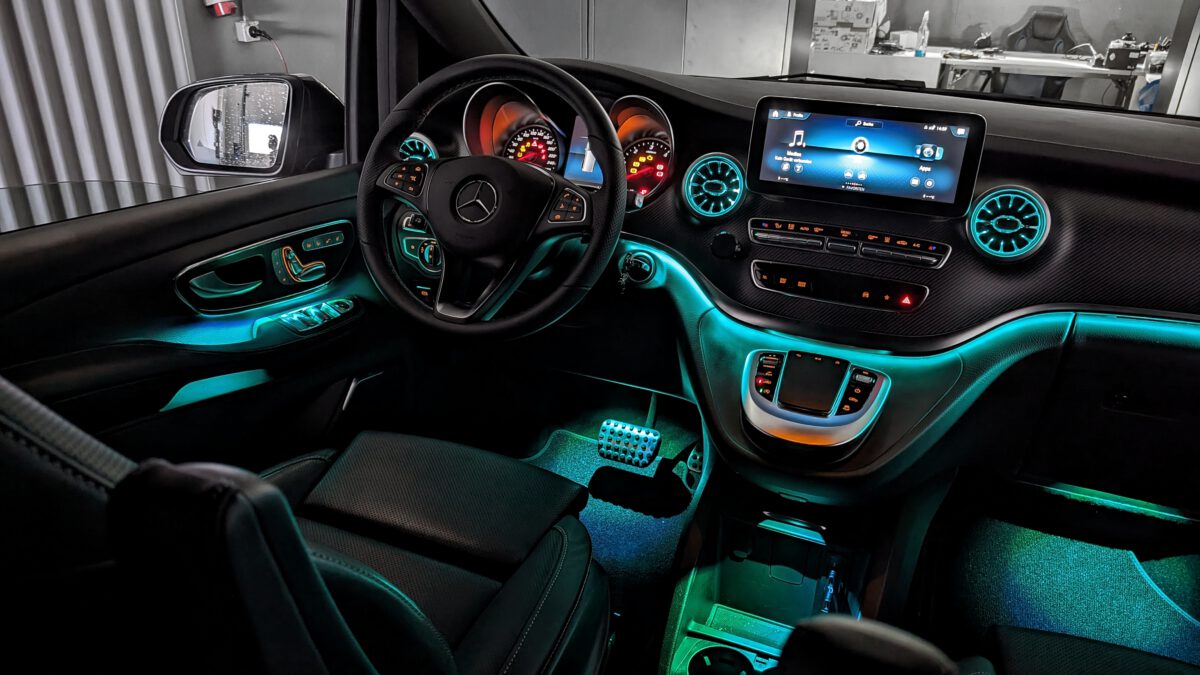 Nachrüstung der mehrfarbigen Ambientebeleuchtung in der Mercedes V-Klasse W447