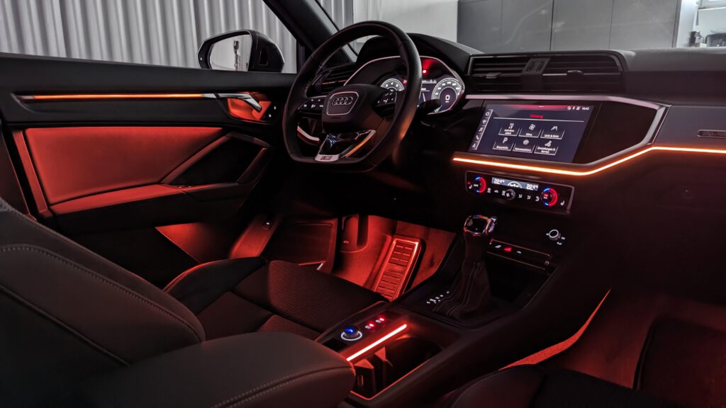 Nachrüstung der mehrfarbigen Ambientebeleuchtung im Audi Q3 F3