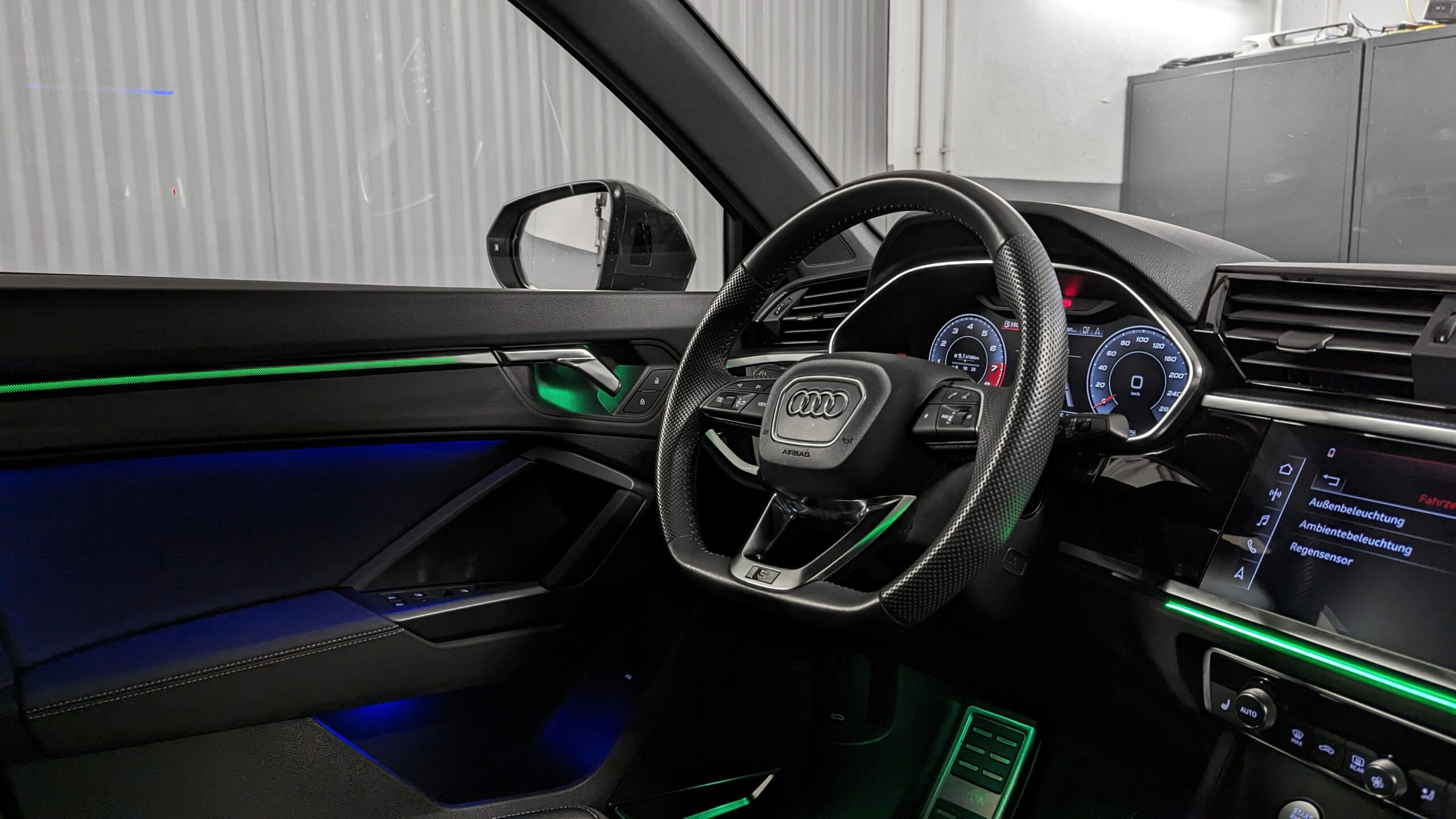 Audi Q3 F3 Türbeleuchtung LED auf AUDI SPORT Nachrüstpaket