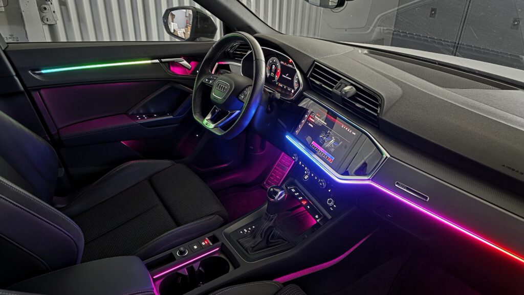 Audi Q3 SQ3 F3: Ambientebeleuchtung nachrüsten mit Einbau bei CarHex. Dynamic-Mode und Steuerung über das Audi MMI-Display
