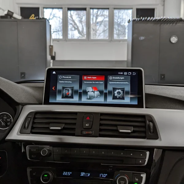 Android-Navi Touchdisplay im BMW 3er F30 F31 F34 aus seitlicher Perspektive
