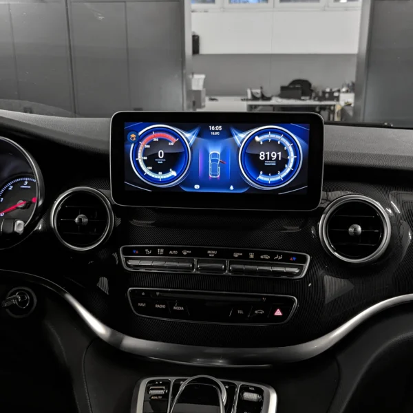 Fahrzeuganzeige mit Rundinstrumenten auf dem Android-Navi der Mercedes V-Klasse W447