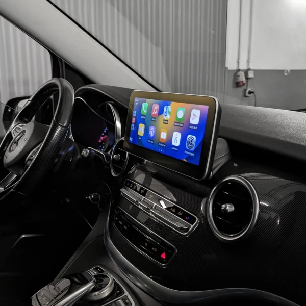 CarPlay Touchdisplay im Mercedes Vito Viano W447 aus seitlicher Perspektive