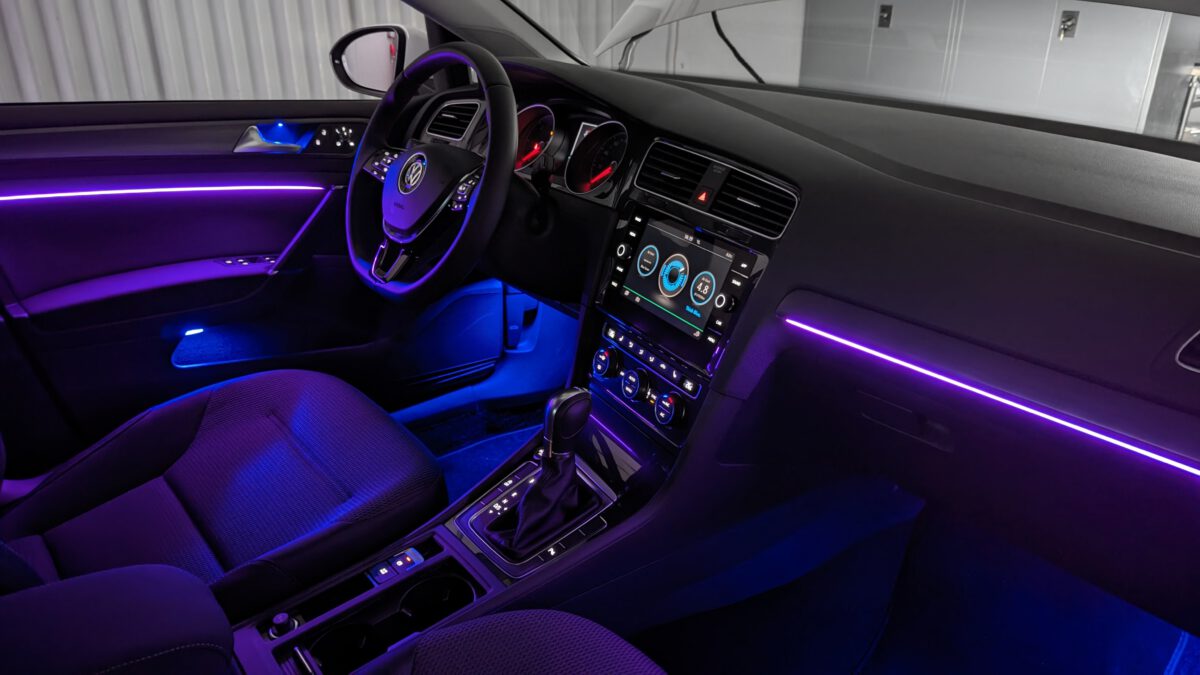 volkswagen_golf7_ambientebeleuchtung_innenraumbeleuchtung_nachrüsten_led_3 Nachrüstung der mehrfarbigen Ambientebeleuchtung in deinem VW Golf 7