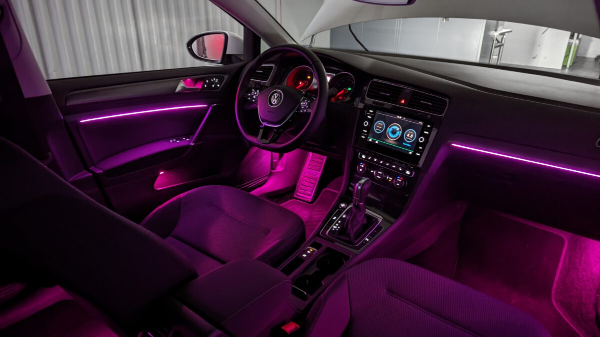 volkswagen_golf7_ambientebeleuchtung_innenraumbeleuchtung_nachrüsten_led_4 Nachrüstung der mehrfarbigen Ambientebeleuchtung in deinem VW Golf 7