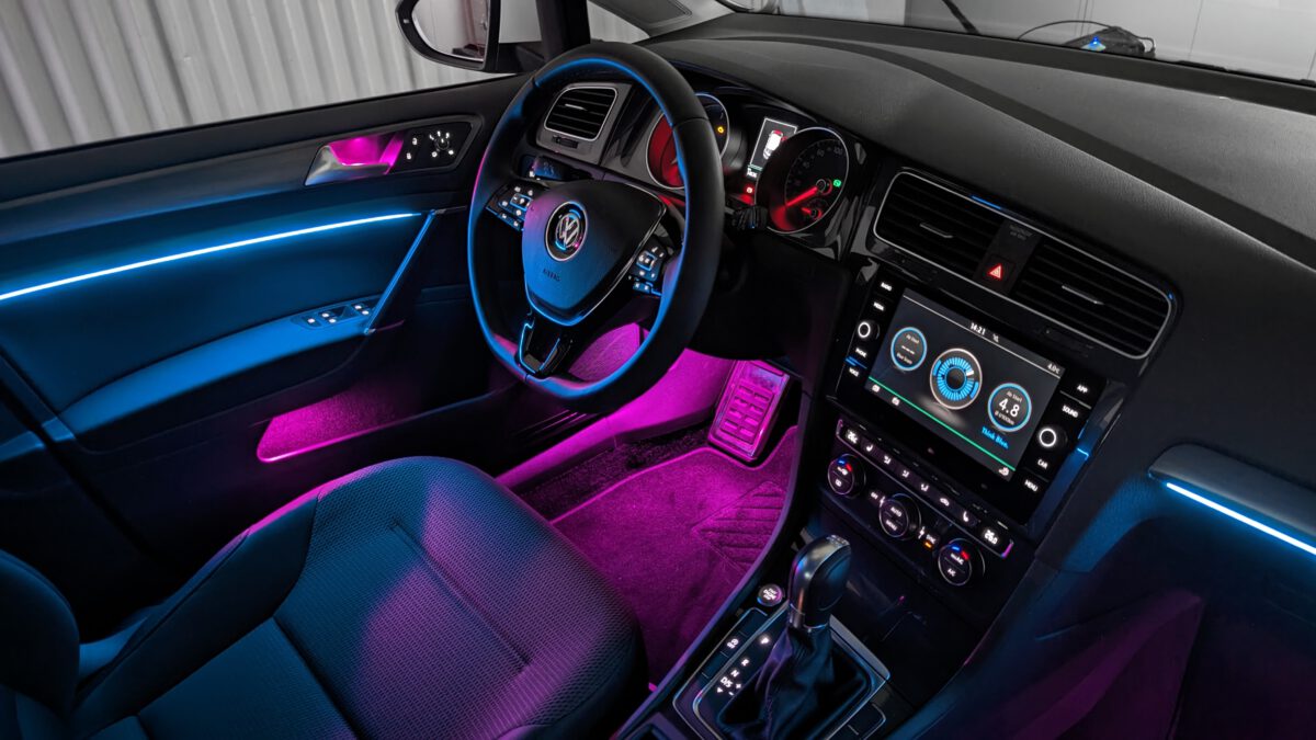 volkswagen_golf7_ambientebeleuchtung_innenraumbeleuchtung_nachrüsten_led_5 Nachrüstung der mehrfarbigen Ambientebeleuchtung in deinem VW Golf 7