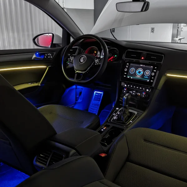 Gelb-blaue Ambientebeleuchtung im VW Golf 7 GTI GTD Cockpit