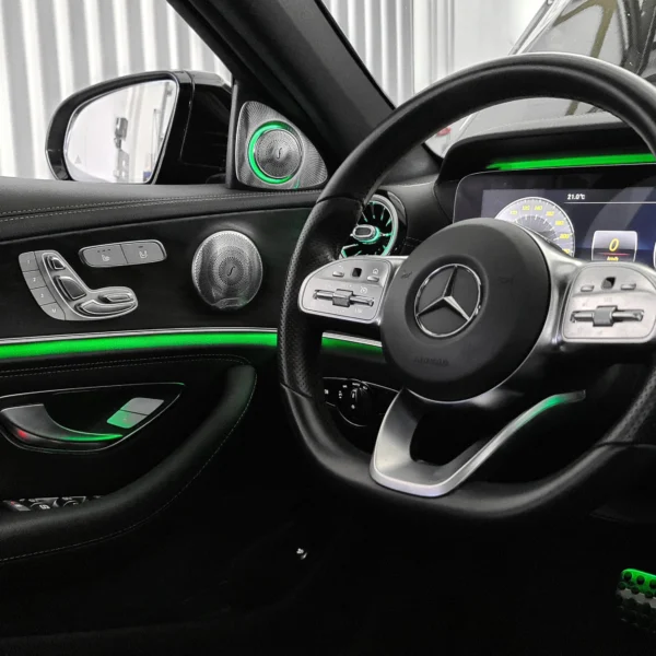 Grün beleuchteter 3D-Hochtöner in der Mercedes E-Klasse W213