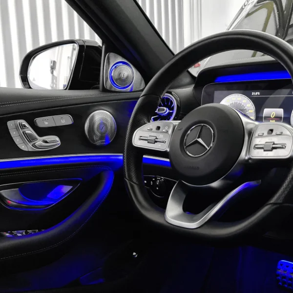 Blau beleuchteter 3D-Hochtöner in der Mercedes E-Klasse W213