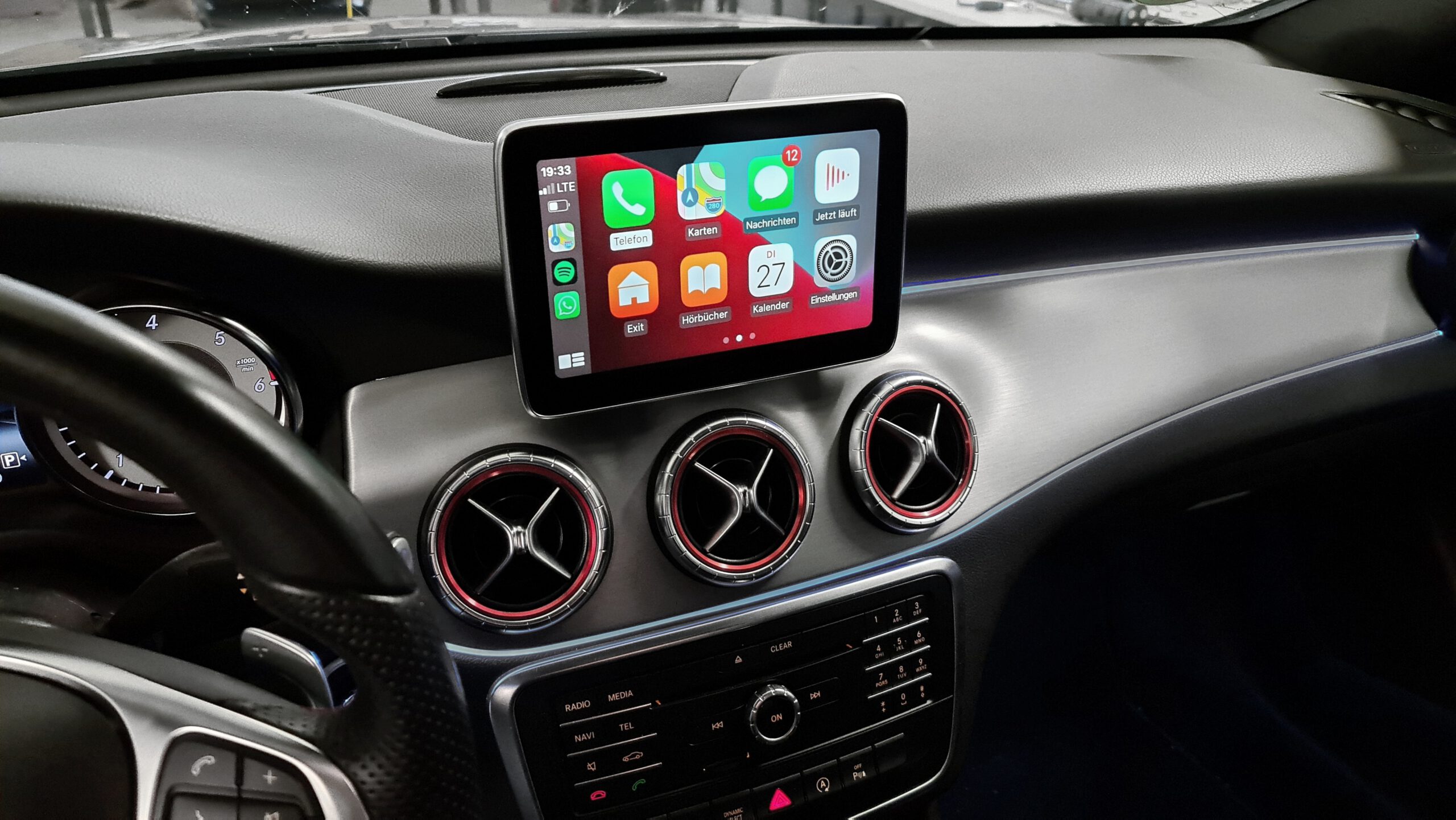 Apple-CarPlay und Android-Auto im Mercedes CLA C117 nachrüsten mit Einbau