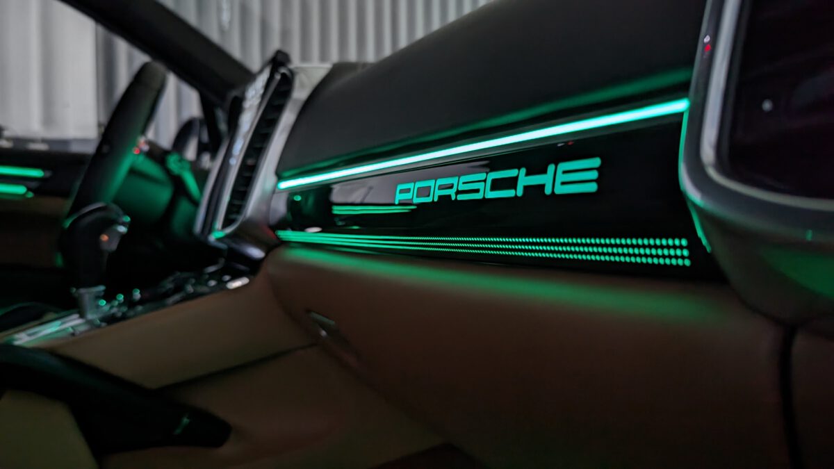 Nachrüstung der mehrfarbigen Ambientebeleuchtung im Porsche Cayenne 92A