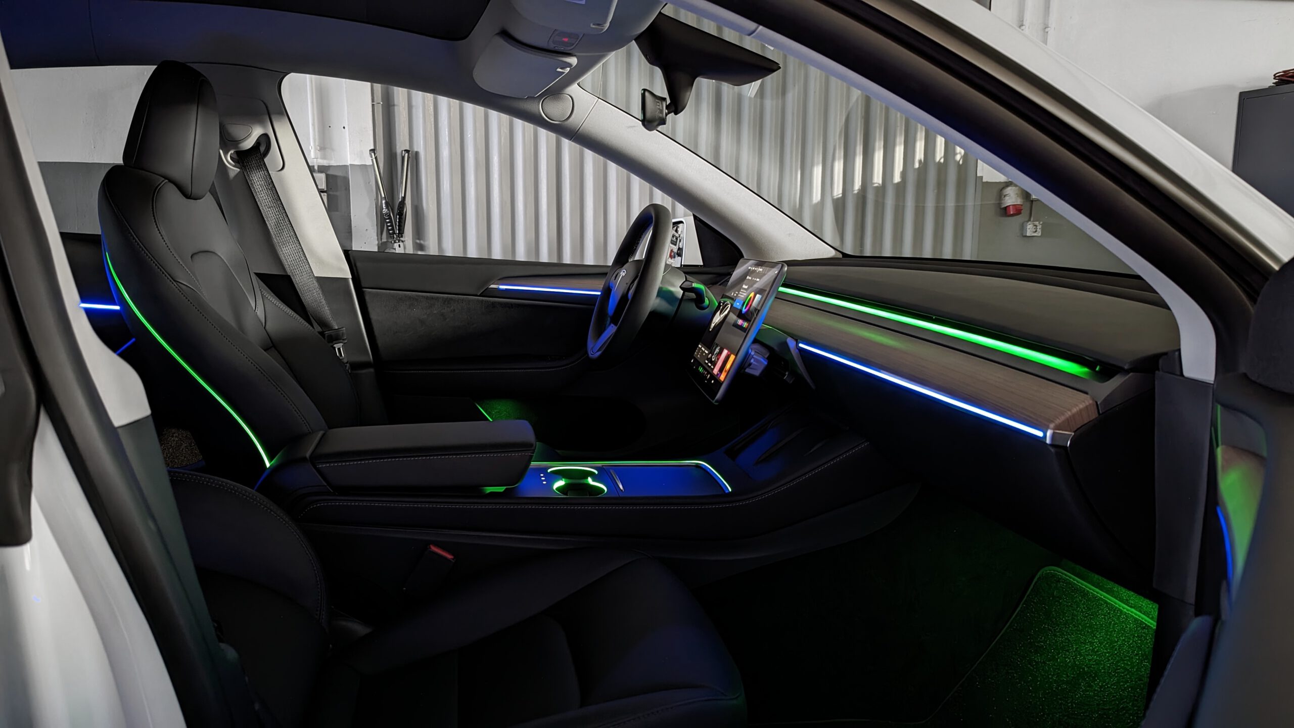 Umgebungsbeleuchtung im hinteren Fußraum - Tesla Model 3 und Model Y