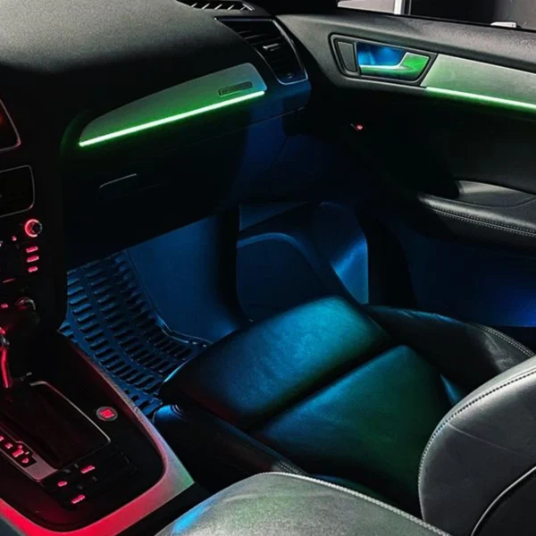 Grün-blaue Ambientebeleuchtung im Audi Q5 SQ5 8R Innenraum