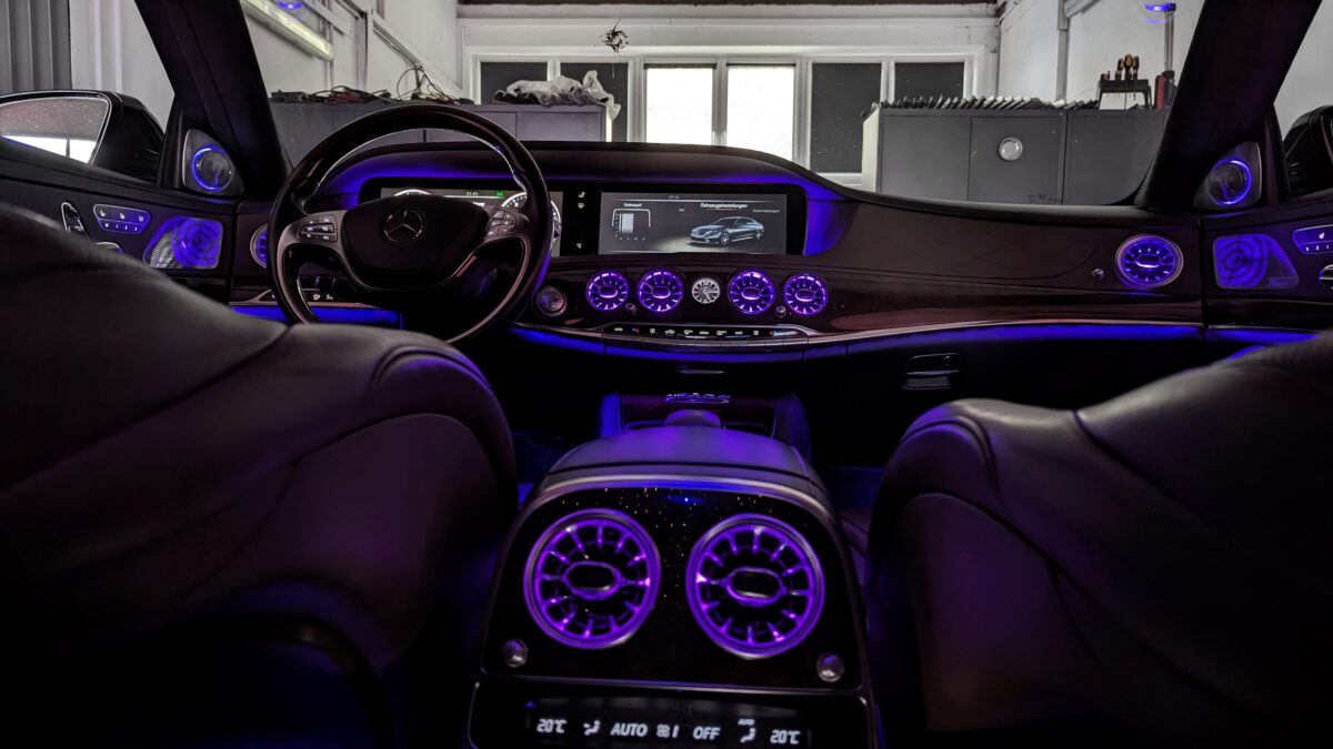 mercedes_sklasse_w222_luftdüsen_beleuchtung_3d_hochtöner_burmester_nachrüstung_3 3D Hochtöner-Beleuchtung für Mercedes S-Klasse W222 inkl. Einbau (Nachrüstung) – Bild 5