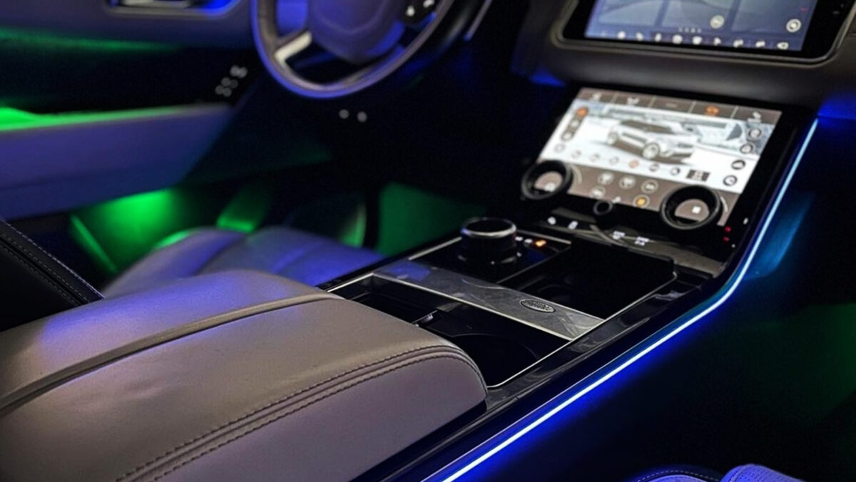 Nachrüstung der mehrfarbigen LED Ambientebeleuchtung im Range Rover Velar