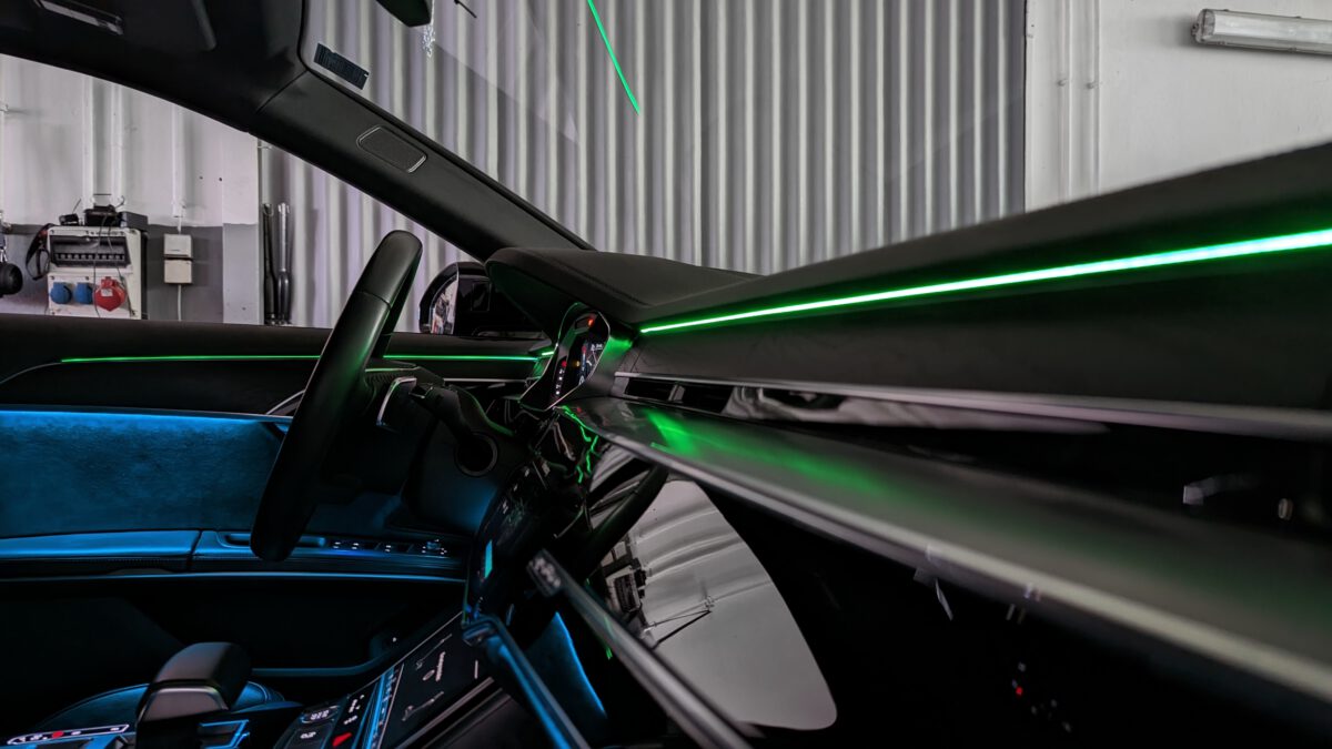 Mehrfarbige Ambientebeleuchtung im Audi A8 nachrüsten