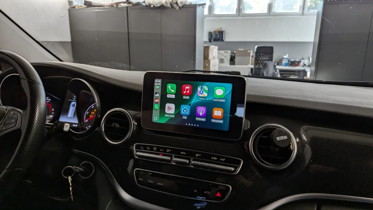 Apple CarPlay in der Mercedes V-Klasse W447 aus Fahrerperspektive