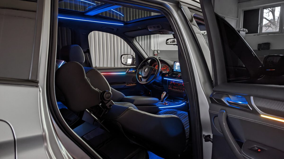 Nachrüstung der mehrfarbigen LED Ambientebeleuchtung im BMW X3 X4 F25 F26