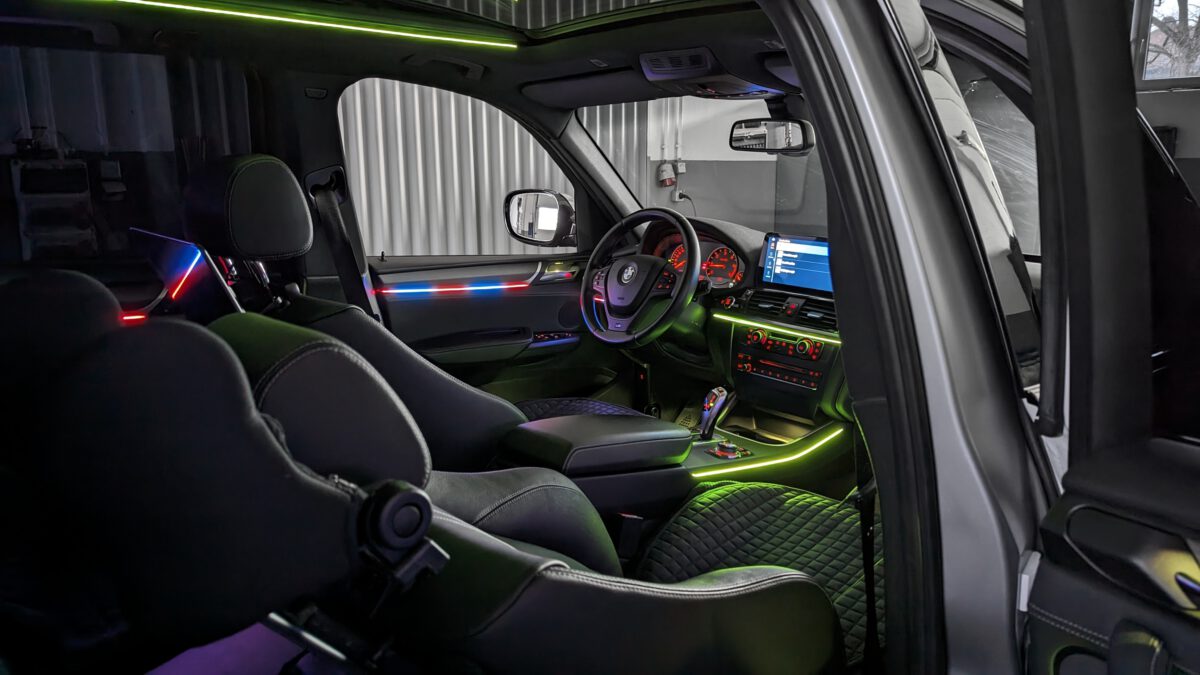 Nachrüstung der mehrfarbigen LED Ambientebeleuchtung im BMW X3 X4 F25 F26