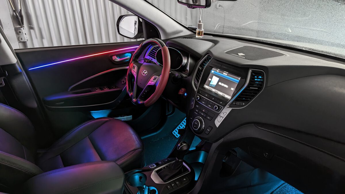 hyundai_santafe_ambientebeleuchtung_led_innenbeleuchtung_dynamic_rgb_nachrüsten_1 Nachrüstung der mehrfarbigen LED Ambientebeleuchtung im Hyundai Santa Fe