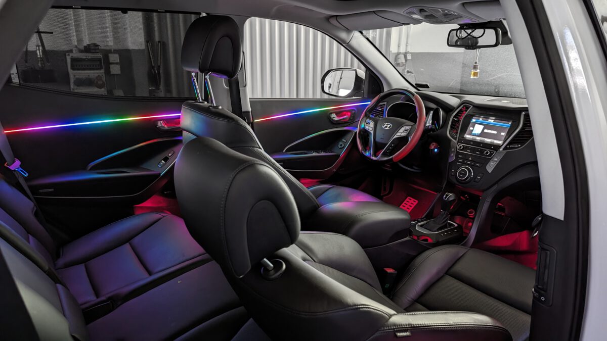 hyundai_santafe_ambientebeleuchtung_led_innenbeleuchtung_dynamic_rgb_nachrüsten_2 Nachrüstung der mehrfarbigen LED Ambientebeleuchtung im Hyundai Santa Fe