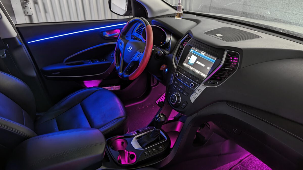 hyundai_santafe_ambientebeleuchtung_led_innenbeleuchtung_dynamic_rgb_nachrüsten_3 Nachrüstung der mehrfarbigen LED Ambientebeleuchtung im Hyundai Santa Fe