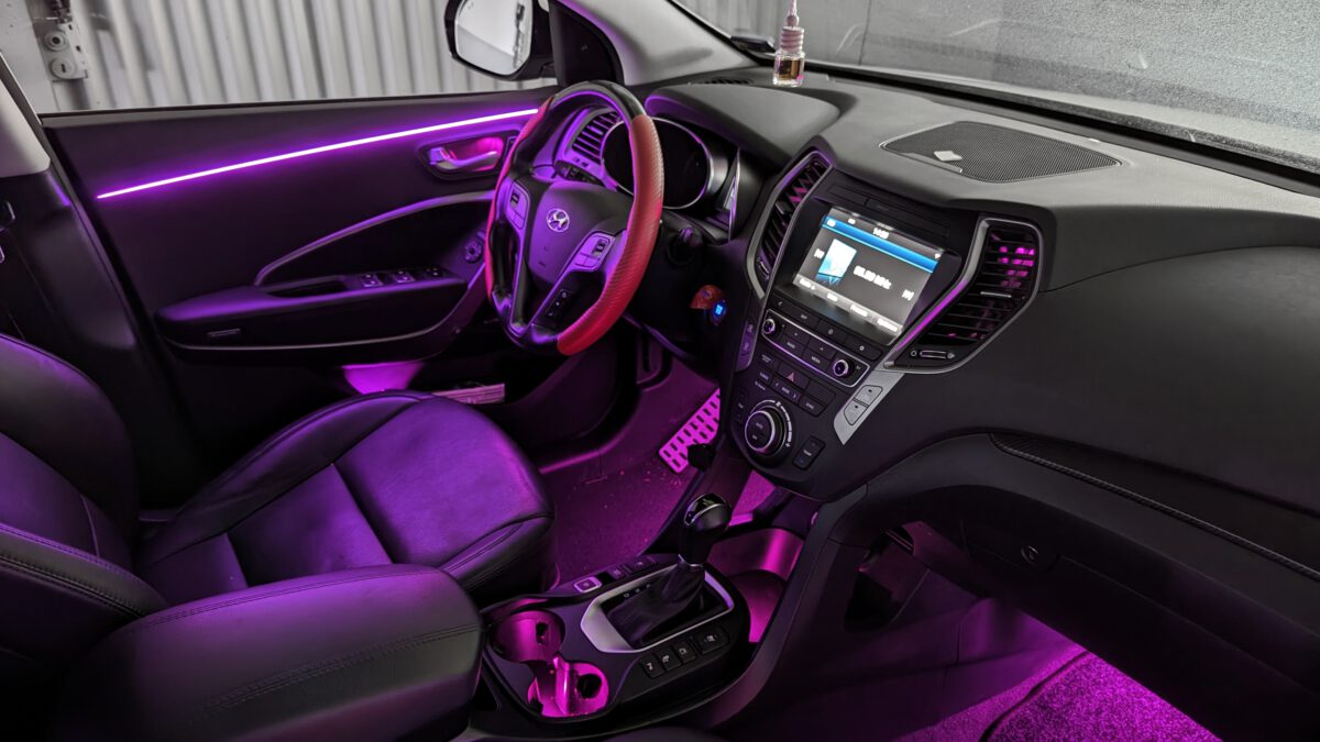 hyundai_santafe_ambientebeleuchtung_led_innenbeleuchtung_dynamic_rgb_nachrüsten_4 Nachrüstung der mehrfarbigen LED Ambientebeleuchtung im Hyundai Santa Fe