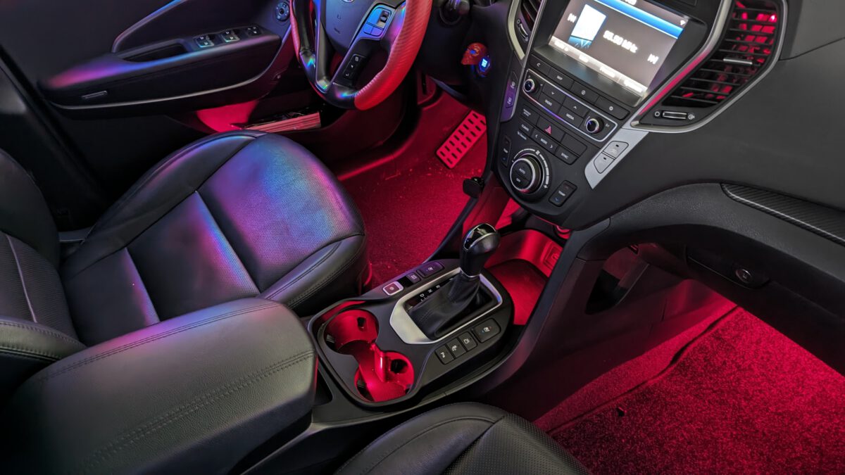 hyundai_santafe_ambientebeleuchtung_led_innenbeleuchtung_dynamic_rgb_nachrüsten_5 Nachrüstung der mehrfarbigen LED Ambientebeleuchtung im Hyundai Santa Fe