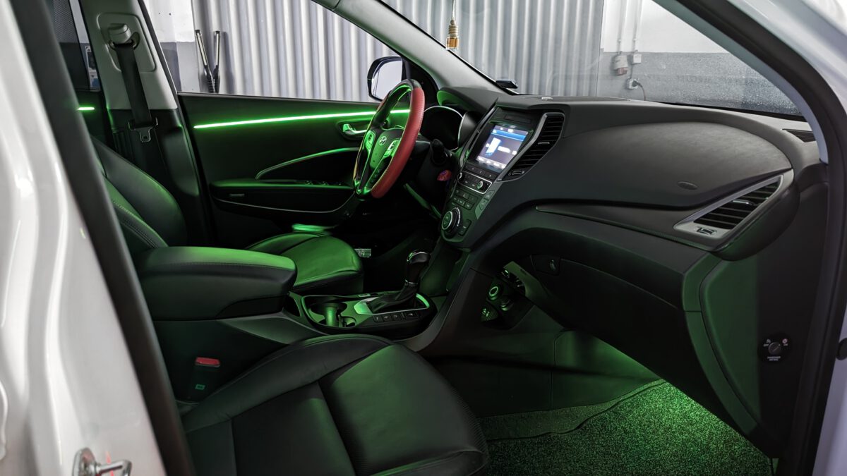 hyundai_santafe_ambientebeleuchtung_led_innenbeleuchtung_dynamic_rgb_nachrüsten_7 Hyundai Santa Fe Ambientebeleuchtung mit Dynamic nachrüsten