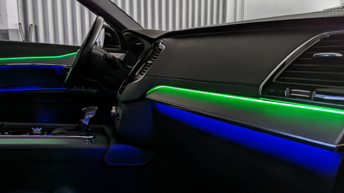 Nachrüstung der mehrfarbigen Ambientebeleuchtung im Volvo XC90