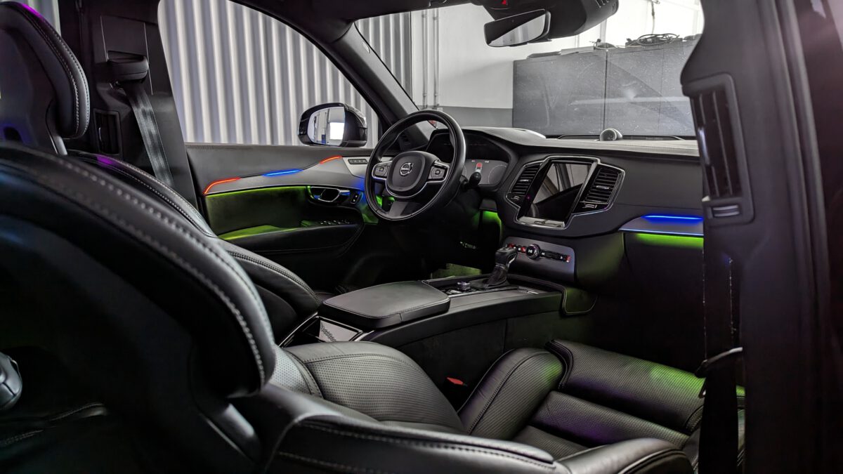 Nachrüstung der mehrfarbigen Ambientebeleuchtung im Volvo XC90