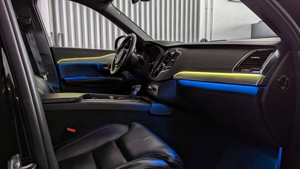 Nachrüstung der mehrfarbigen Ambientebeleuchtung im Volvo XC90