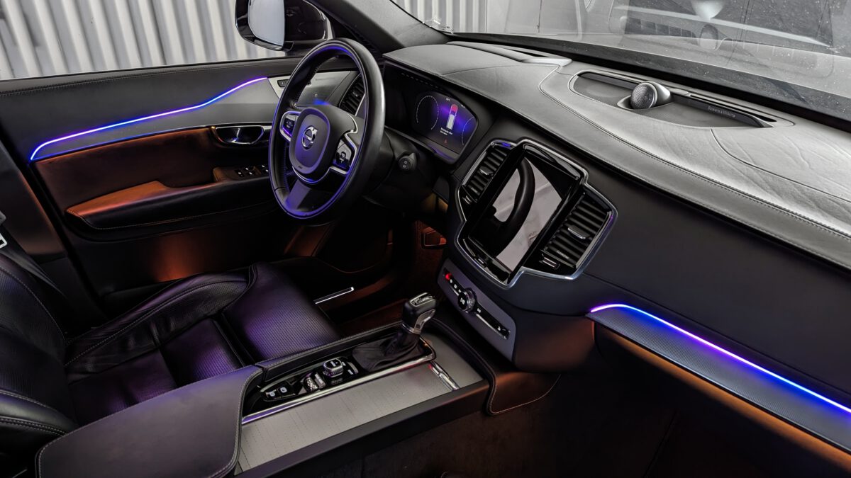 Nachrüstung der mehrfarbigen Ambientebeleuchtung im Volvo XC90