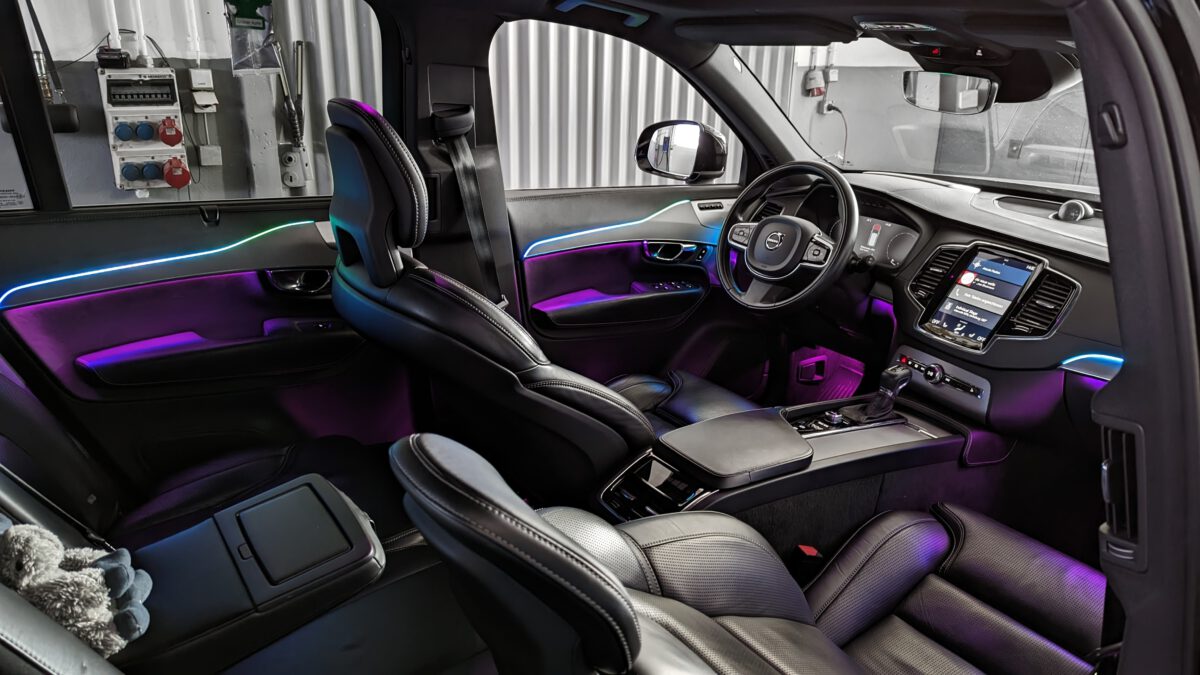 Nachrüstung der mehrfarbigen Ambientebeleuchtung im Volvo XC90