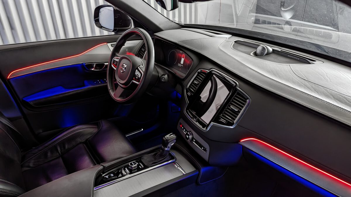 Nachrüstung der mehrfarbigen Ambientebeleuchtung im Volvo XC90