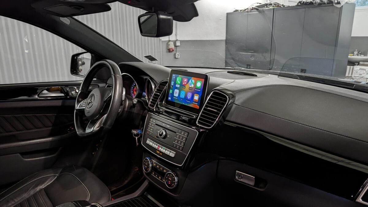 Apple CarPlay im Mercedes CLS W218 aus Fahrerperspektive