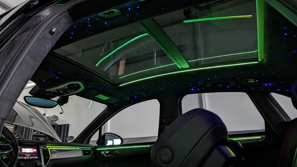 porsche_macan_sternenhimmel_ambientebeleuchtung_panoramadach_konturbeleuchtung_led_5 Sternenhimmel LED für Porsche Macan inkl. Einbau (Nachrüstung) – Bild 3