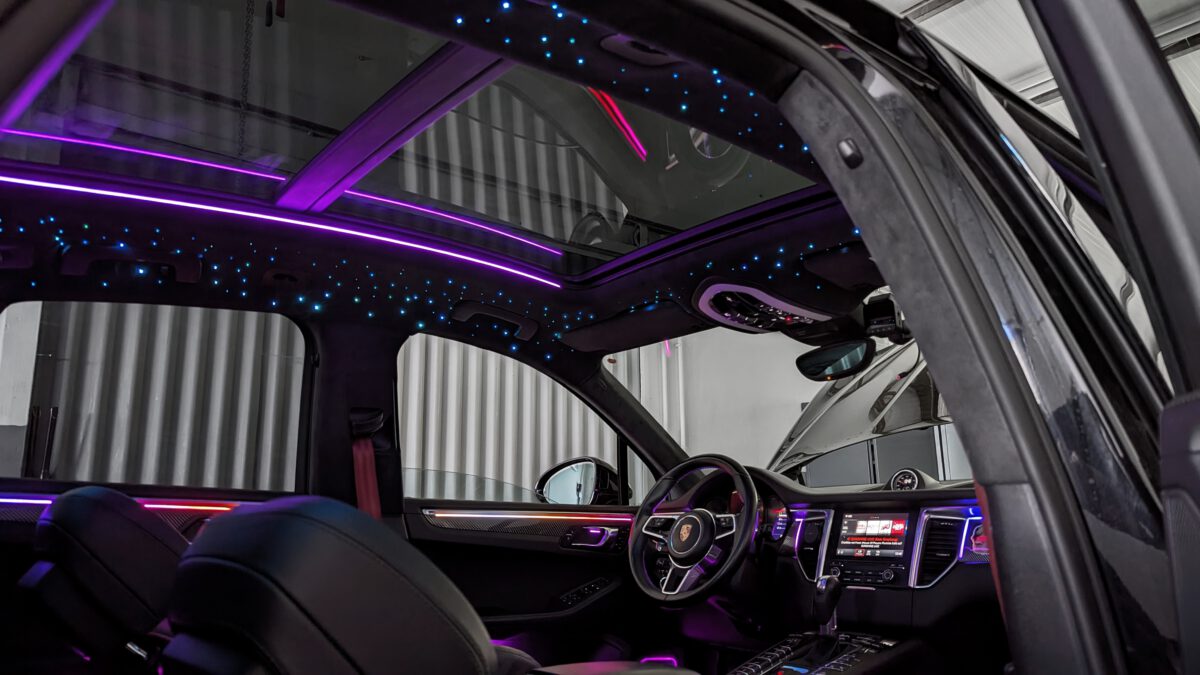 porsche_macan_sternenhimmel_ambientebeleuchtung_panoramadach_konturbeleuchtung_led_6 Sternenhimmel LED für Porsche Macan inkl. Einbau (Nachrüstung) – Bild 4