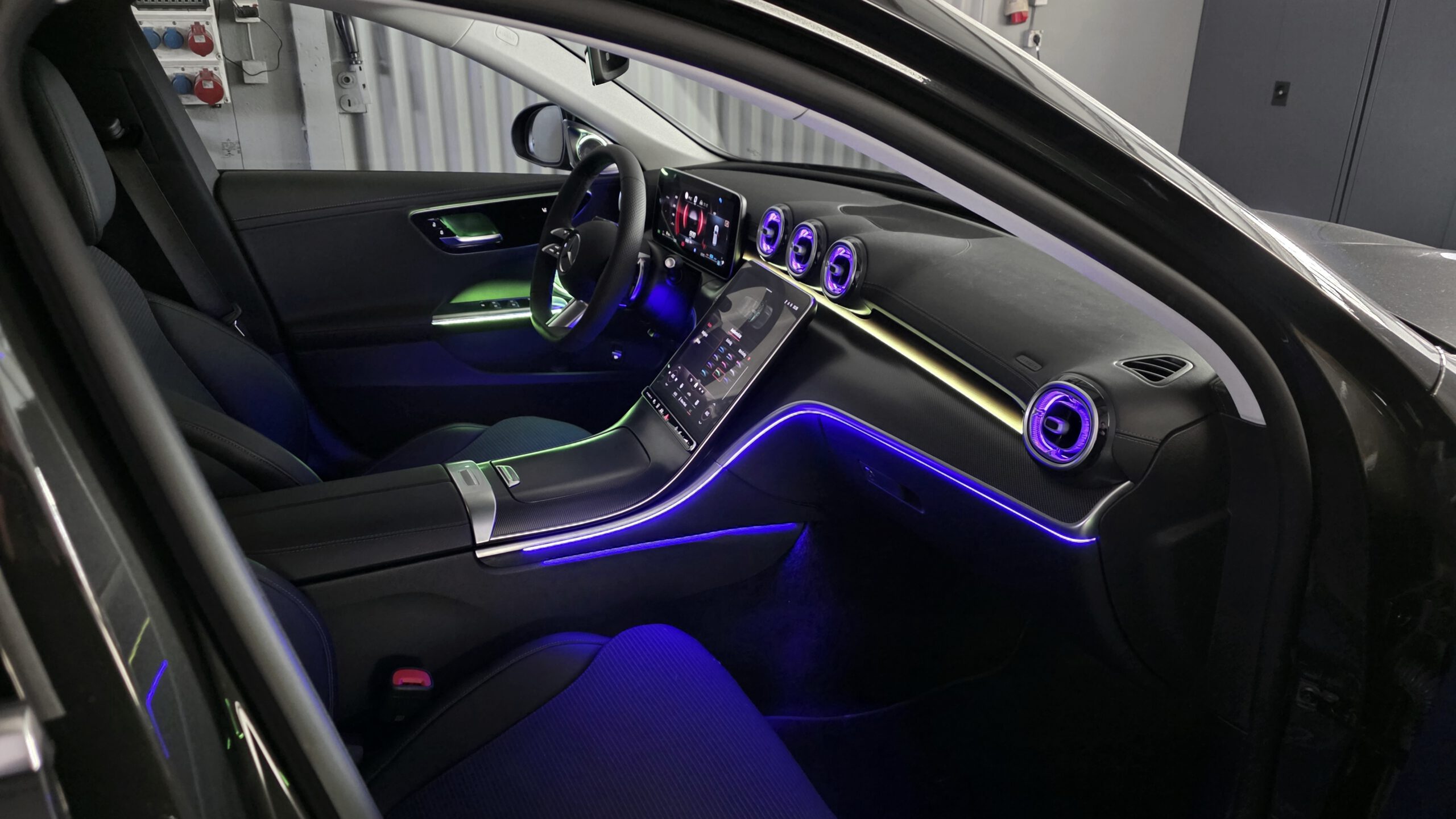 Mercedes_C-Klasse_w206_s206_ambientebeleuchtung_premium_plus_nachrüsten_carhex_led_4d_hochtöner_luftdüsen_einbau_1 Ambientebeleuchtung für Mercedes C-Klasse W206 Premium Plus inkl. Einbau (Nachrüstung) – Bild 1