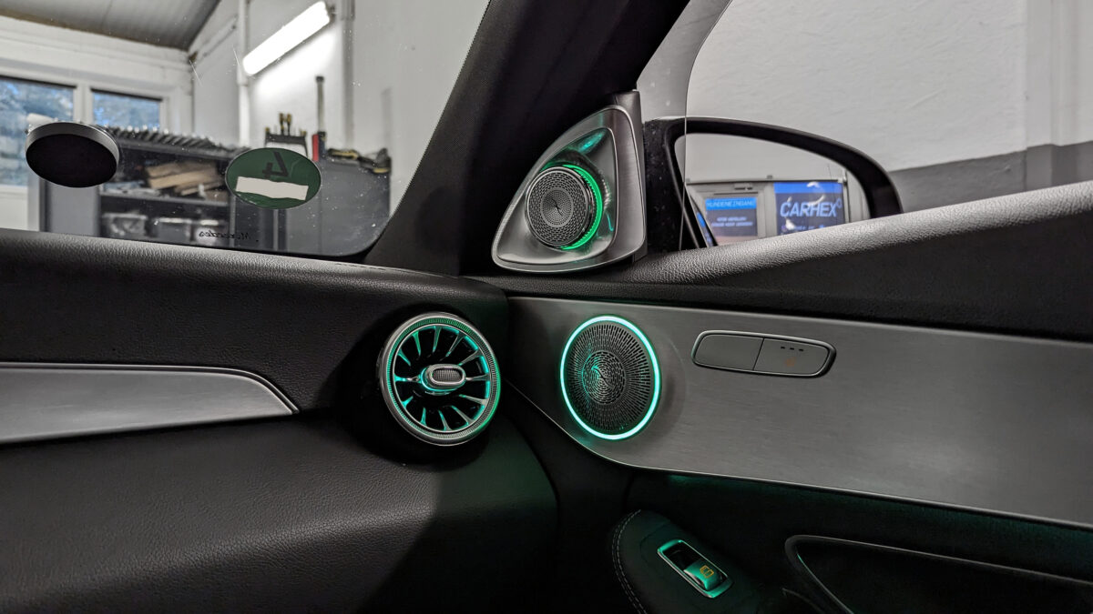 mercedes_c_klasse_glc_4d_w205_hochtöner_ambientebeleuchtung_nachrüstung_beleuchtung_3 4D Hochtöner-Beleuchtung für Mercedes GLC X253 inkl. Einbau (Nachrüstung) – Bild 5