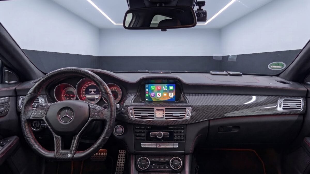 Apple CarPlay auf dem Nachrüstdisplay im Mercedes CLS W218 Innenraum