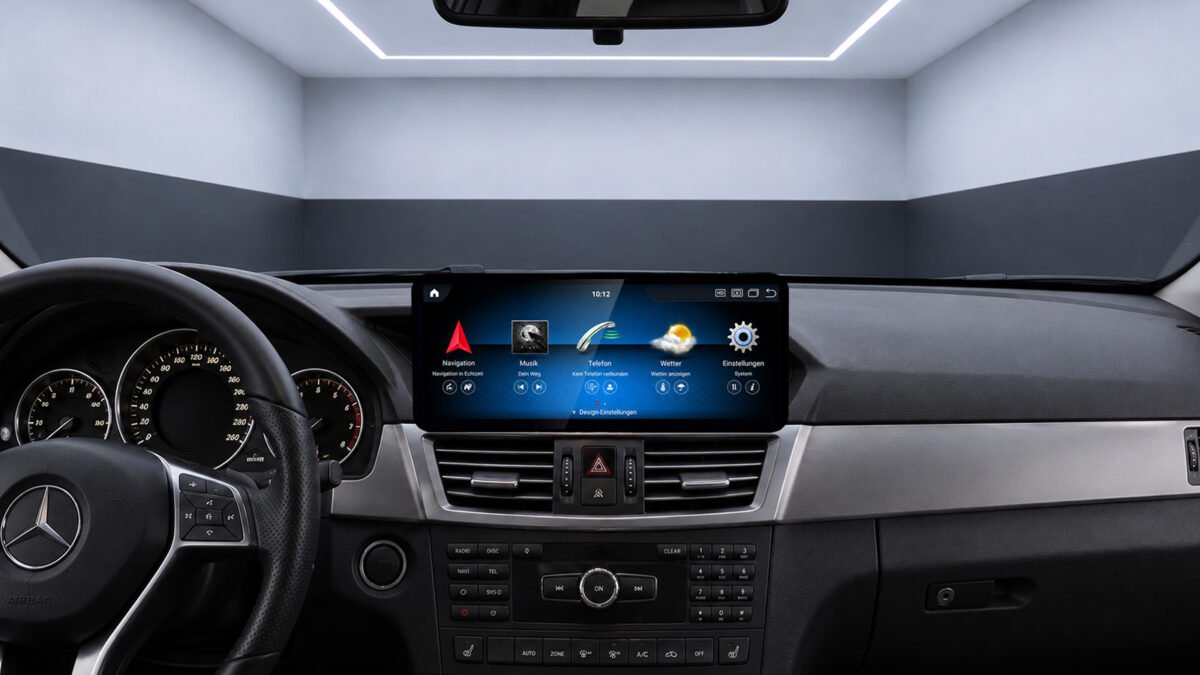 Android-Navigation auf dem Display im Mercedes E-Klasse C207 A207