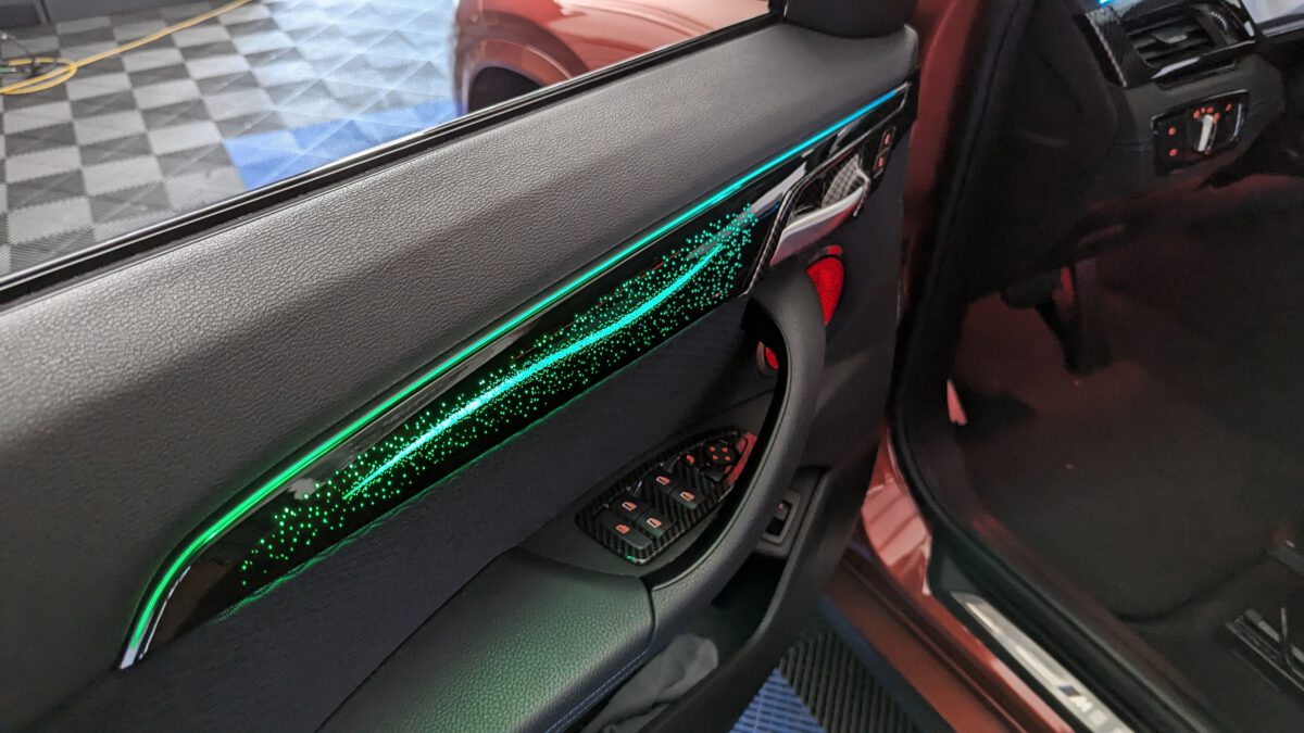 bmw_x1_x2_f48_f39_ambientebeleuchtung_nachrüstung_led_innenbeleuchtung_galaxy_2 Ambientebeleuchtung für BMW X1 F48 inkl. Einbau (Nachrüstung) – Bild 3