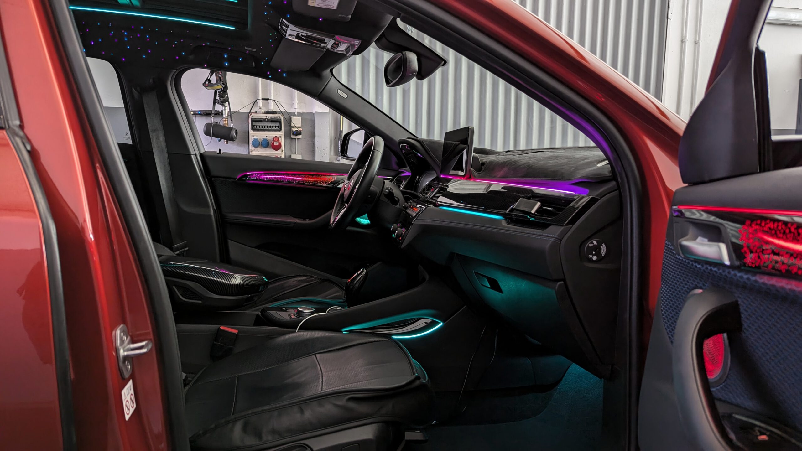 bmw_x1_x2_f48_f39_ambientebeleuchtung_nachrüstung_led_innenbeleuchtung_galaxy_4 Ambientebeleuchtung für BMW X1 F48 inkl. Einbau (Nachrüstung) – Bild 1