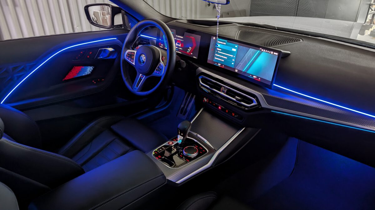 bmw_m2_coupe_g87_ambientebeleuchtung_nachrüstung_upgrade_dynamic_einbau_1 Ambientebeleuchtung für BMW M2 Coupe G87 inkl. Einbau (Nachrüstung) – Bild 4