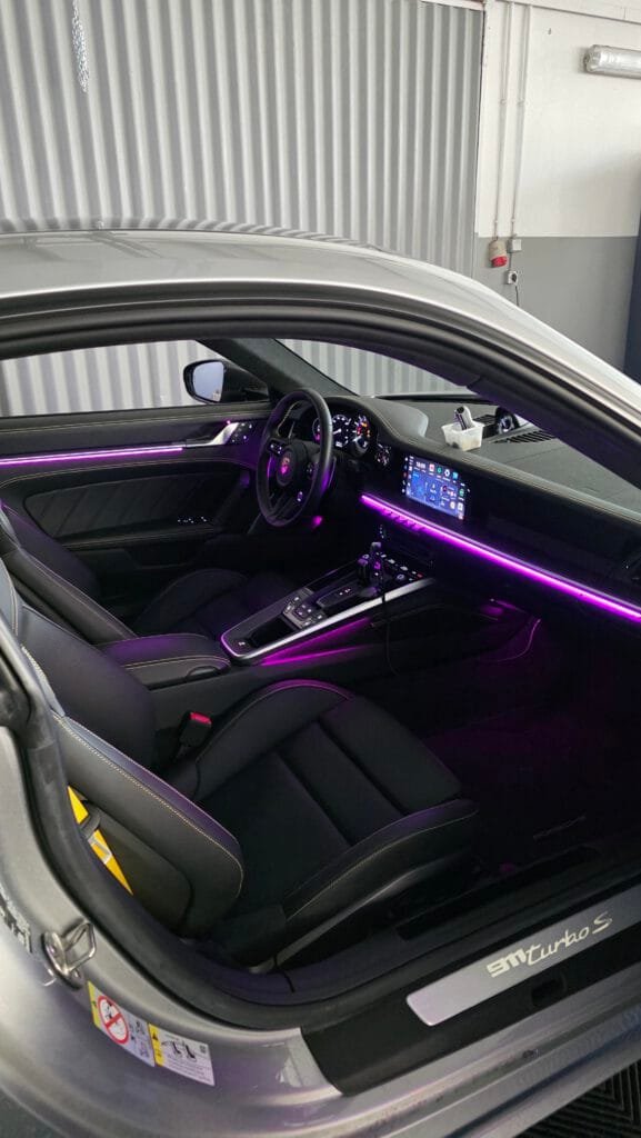 Dynamische Ambientebeleuchtung mit 64 Farben im Porsche 911 Turbo S