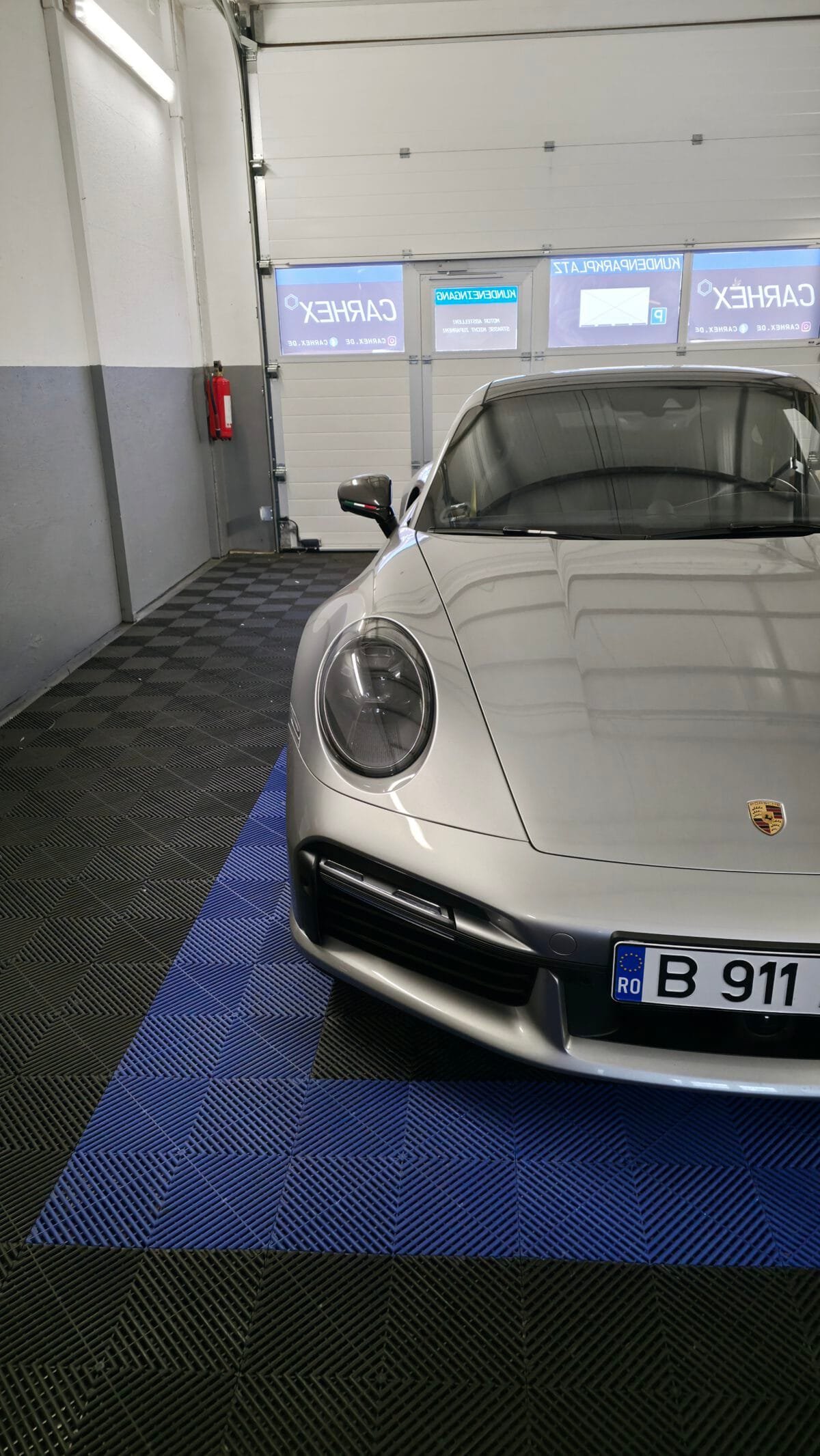 Porsche 911 Turbo S aus Rumänien zur Nachrüstung der Ambientebeleuchtung bei CarHex